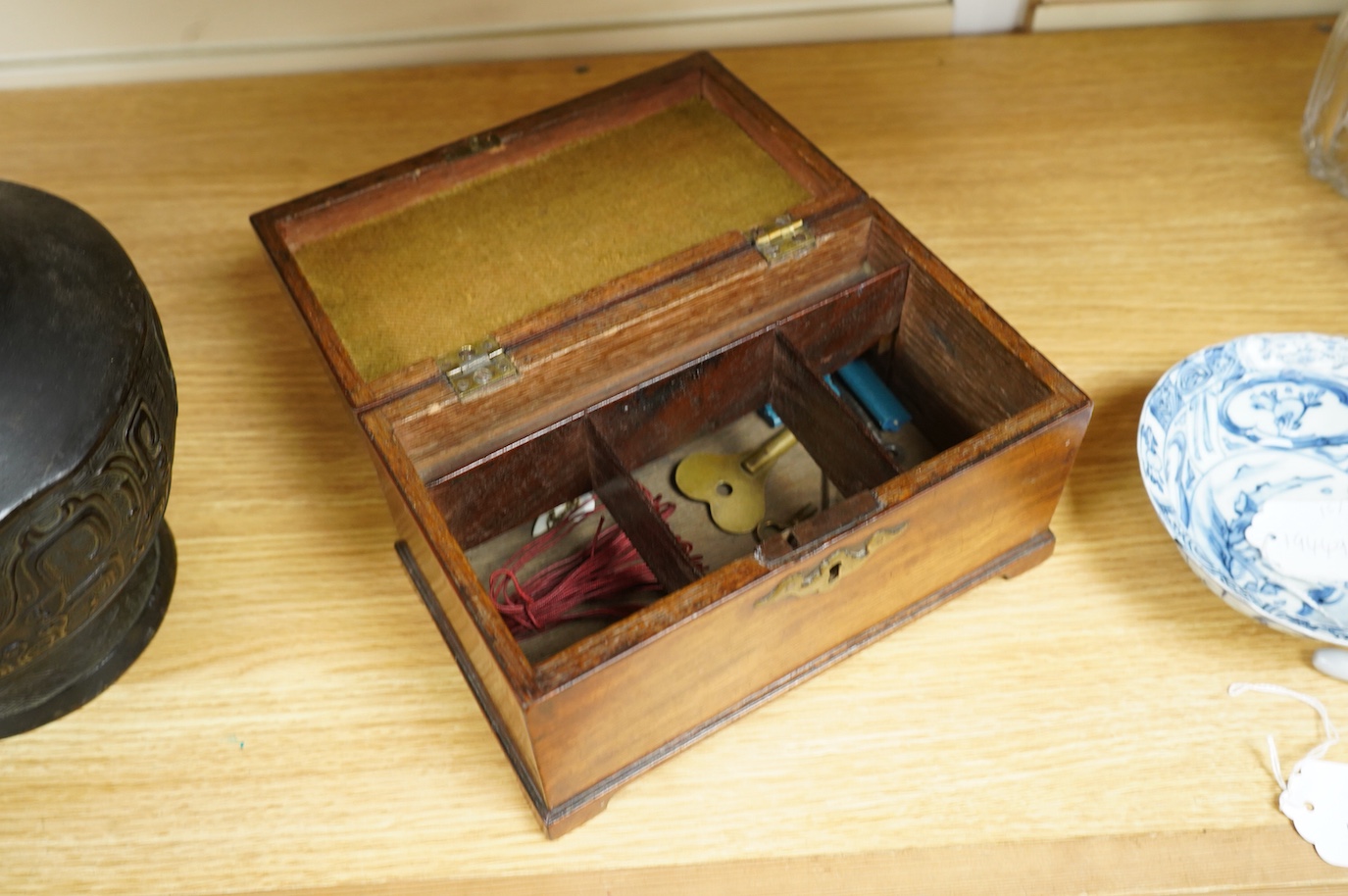 A George II/ III mahogany tea caddy, 22.5cm wide